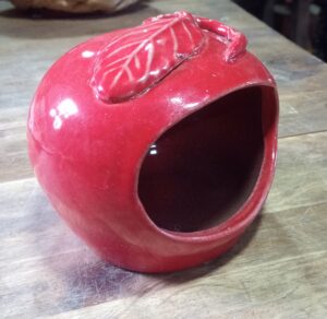 Pomme en grès émaillé rouge