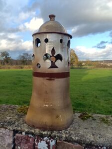 Mitre fermée et décorée